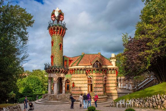 Letní vilu Casa El Capricho ve španělském městečku Comillas navrhl Gaudí v letech 1883 až 1885 pro Dona Máxima Díaze de Quijano.