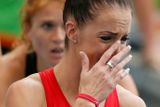 To Georganne Molineová prožívala zcela opačné emoce. V průběhu rozběhu závodu na 400 metrů překážek totiž upadla a nepostoupila do semifinále.