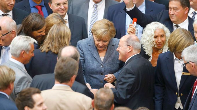 Angela Merkelová s ostatními poslanci během hlasování Bundestagu.
