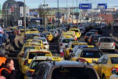 Praha zavede nová pravidla pro taxikáře. Chce barevné espézetky a auta novější než šest let