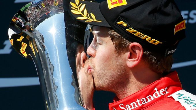 Sebastian Vettel líbá trofej pro vítěze Velké ceny Maďarska.