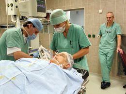 3:18 Po osmnácti hodinách služby a pěti hodinách na sále pozoruje doktor Adamec své kolegy, jak připravují pacienta k převozu na jednotku intenzivní péče.