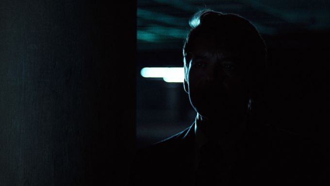 Hal Holbrook jako Deep Throat ve filmu Všichni prezidentovi muži nikdy nevystoupil ze stínu.