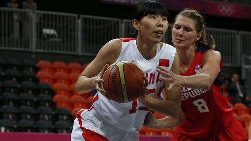 Česká basketbalistka Ilona Burgrová (vpravo) se snaží bránit Číňanku Nan Čenovou v turnaji OH 2012 v Londýně.