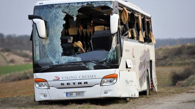 Nehoda českého autobusu u dolnorakouského Mistelbachu si v neděli vyžádala 13 zraněných.