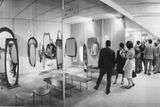 Začátkem šedesátých let byly v módě výrazné obrazce a v designu se často prosazovaly geometrické vzory. Snímek z roku 1962 tyto trendy uvádí například na designérské kolekci zrcadel.