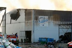 V Litvínově na Mostecku hoří hala u skládky. Hasiči se obávají, že spadne střecha