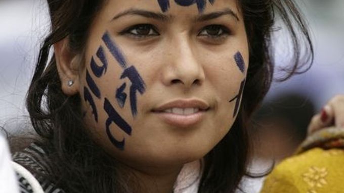"Nová republika Nepál," si mladá žena z Káthmándú napsala na tvář během oslav vzniku republiky