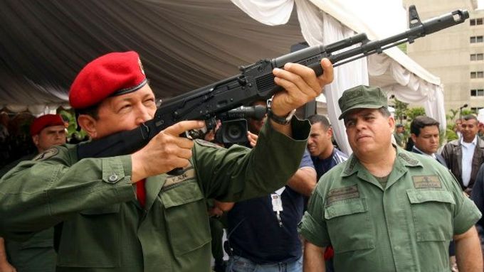 Sám Chávez je bývalý voják, jako podplukovník parašutistů se roku 1992 pokusil o vojenský puč