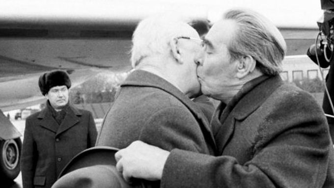 Leonid Brežněv se na archivním snímku vítá s Gustávem Husákem