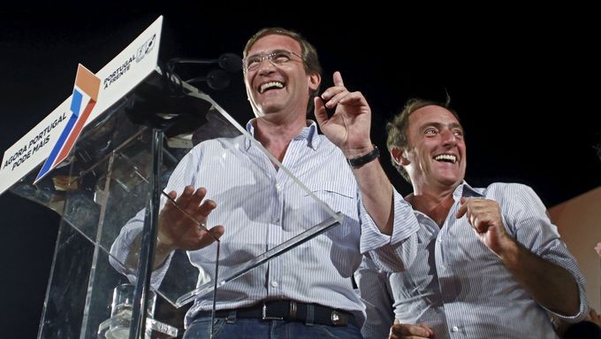 Premiér Coelho (vlevo) a vicepremiér Portas na předvolebním mítinku v Lisabonu.