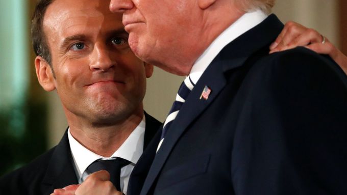 Francouzský prezident Emmanuel Macron se svým americkým protějškem.
