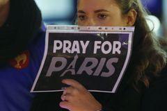 Živě: Útoky v Paříži mají 129 obětí. Policie zadržela první podezřelé, stopy vedou do Belgie