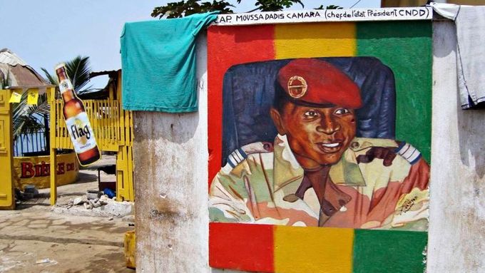 Portrét šéfa guinejské junty, kapitána Moussy Dadise Camary, na zdi před vojenskou základnou Alpha Yaya Diallo v hlavním městě Conakry