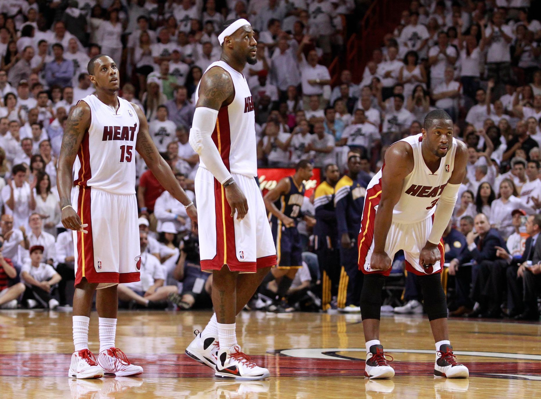 Zklamaní hráči Miami po zápase s Indianou (uprostřed LeBron James, vpravo Dwyane Wade)