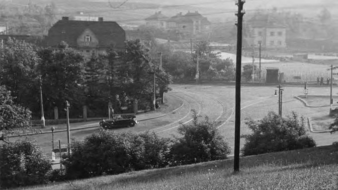 Rozstřílené auto i výsadkáři v kryptě. Policejní fotografie z atentátu na Heydricha