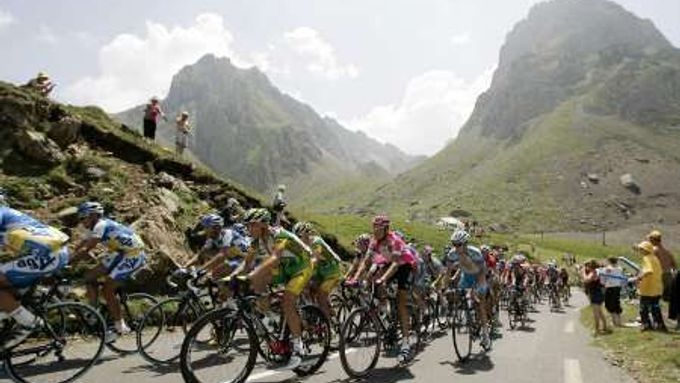 Peloton Tour de France v Pyrenejích.