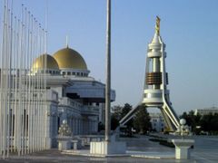 Městská rozhledna se zlatou sochou turkmenského vůdce.