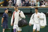 Švýcarský tenista Roger Federer a Srb Novak Djokovič nastupují ke společnému utkání v semifinále Wimbledonu. Vzájemná bitva, která byla vzhledem k soupeřům nejatraktivnějším duelem Wimbledonu, mohla začít.