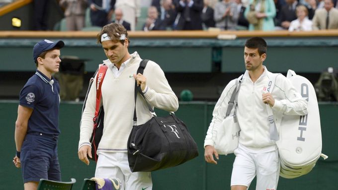 Když se naposledy oba muži na Wimbledonu utkali, před dvěma lety v semifinále překvapivě triumfoval Federer. Kdo uspěje nyní ve finále?