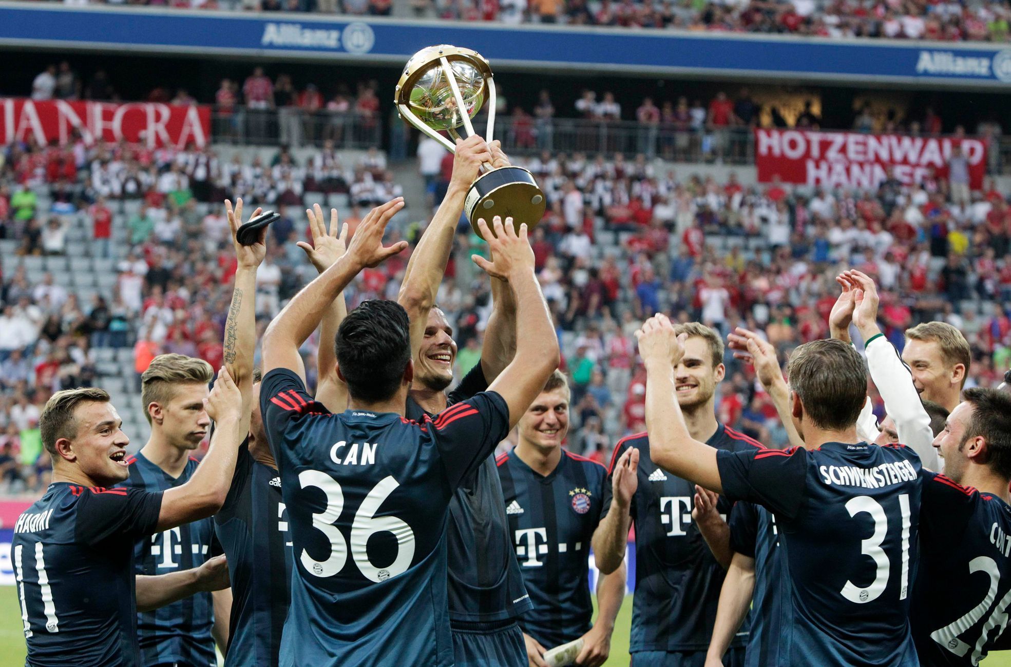 Bayern Mnichov - Barcelona (přátelský zápas, Pohár Uliho Hönesse, radost, pohár)