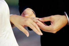 Nová móda: Odloučení snoubenci uzavírají sňatky přes Skype