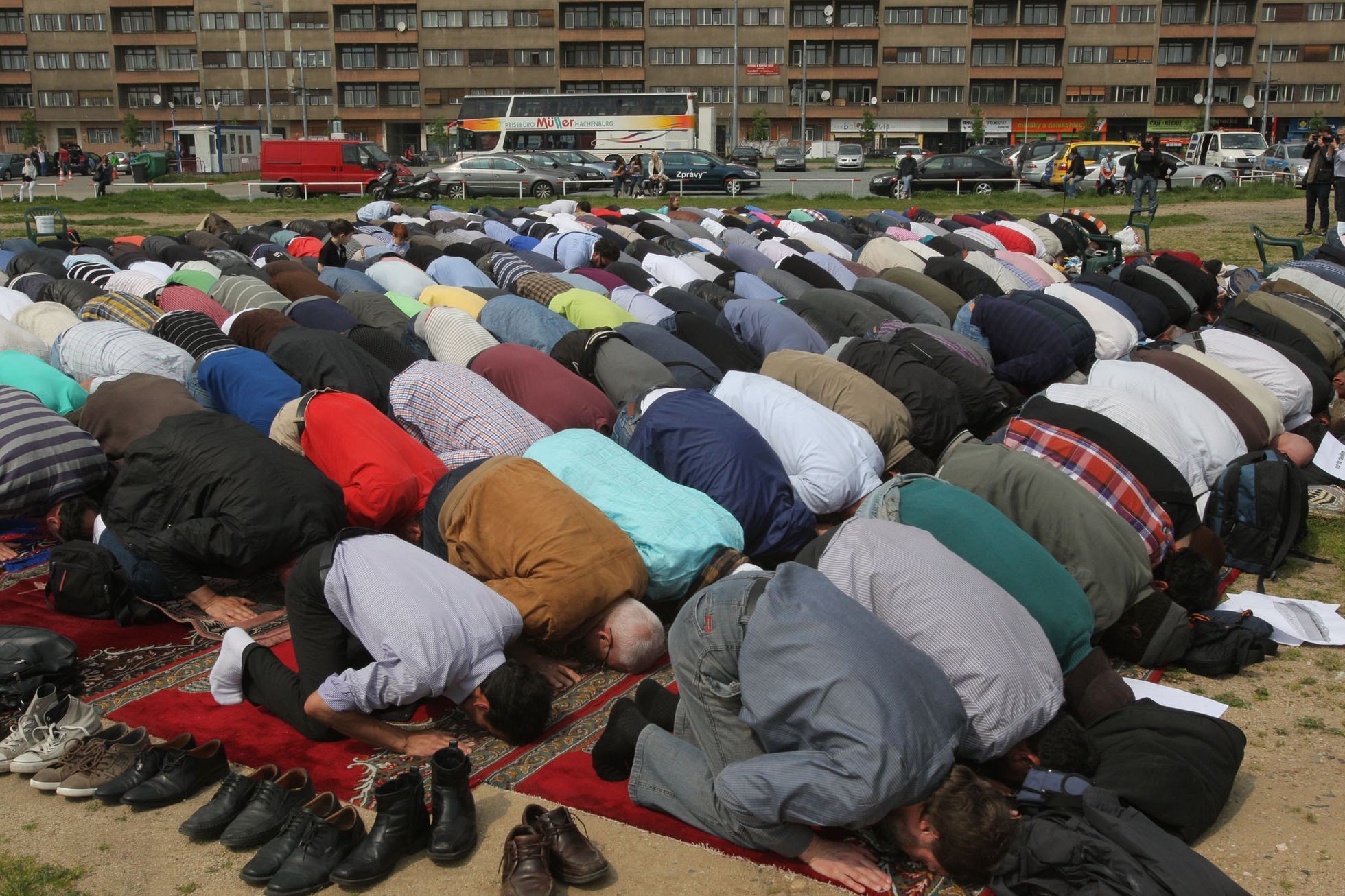 Muslimové se modlí na letenské pláni