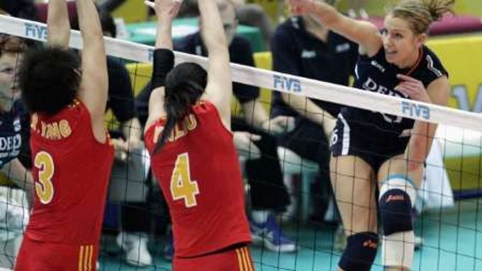 Momentka ze zápasu MS volejbalistek mezi Čínou (v červeném) a Nizozemskem.