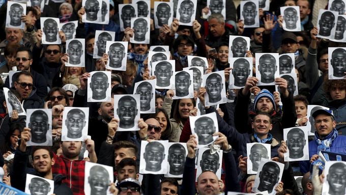 Fanoušci Neapole protestovali proti rasismu, když zvedli nad hlavu portréty obránce Kalidou Koulibaly