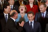 Smějící se "růže" mezi politickým trním. Angela Merkelová asijsko-evropském summitu v Bruselu.