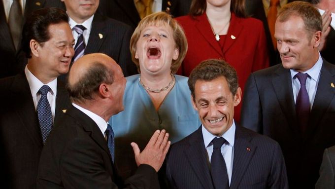 Smějící se "růže" mezi politickým trním. Angela Merkelová asijsko-evropském summitu v Bruselu.