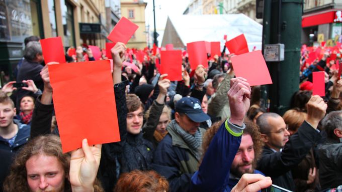 Tisíce lidí nejen z Prahy vystavily Zemanovi 17. listopadu červenou kartu za to, jak nám škodí.