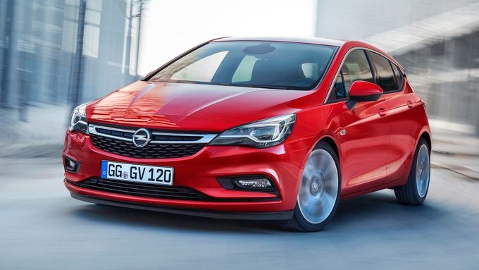 Opel Astra v poslední generaci i v běžné verzi působí sportovním dojmem.