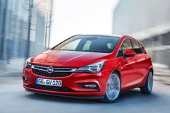 Evropským autem roku se letos stal Opel Astra. Tradiční německý vůz porazil i český superb