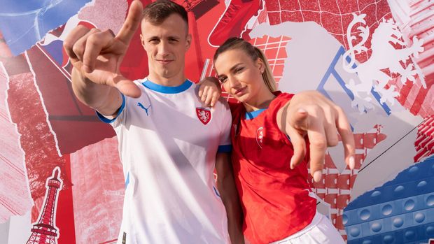 Znak se přesouvá. Čeští fotbalisté představili nové dresy na Euro
