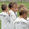 Kluci se učí hrát fotbal