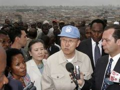 Život ve městě neznamená vždy prosperitu. Generální tajemník OSN Pan Ki-mun na návštěvě slumu Kibera v Nairobi, kde žije v provizorních podmínkách na 800 tisíc lidí