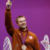 Americký střelec Matthew Emmons se raduje s bronzovou medailí na OH 2012 v Londýně.