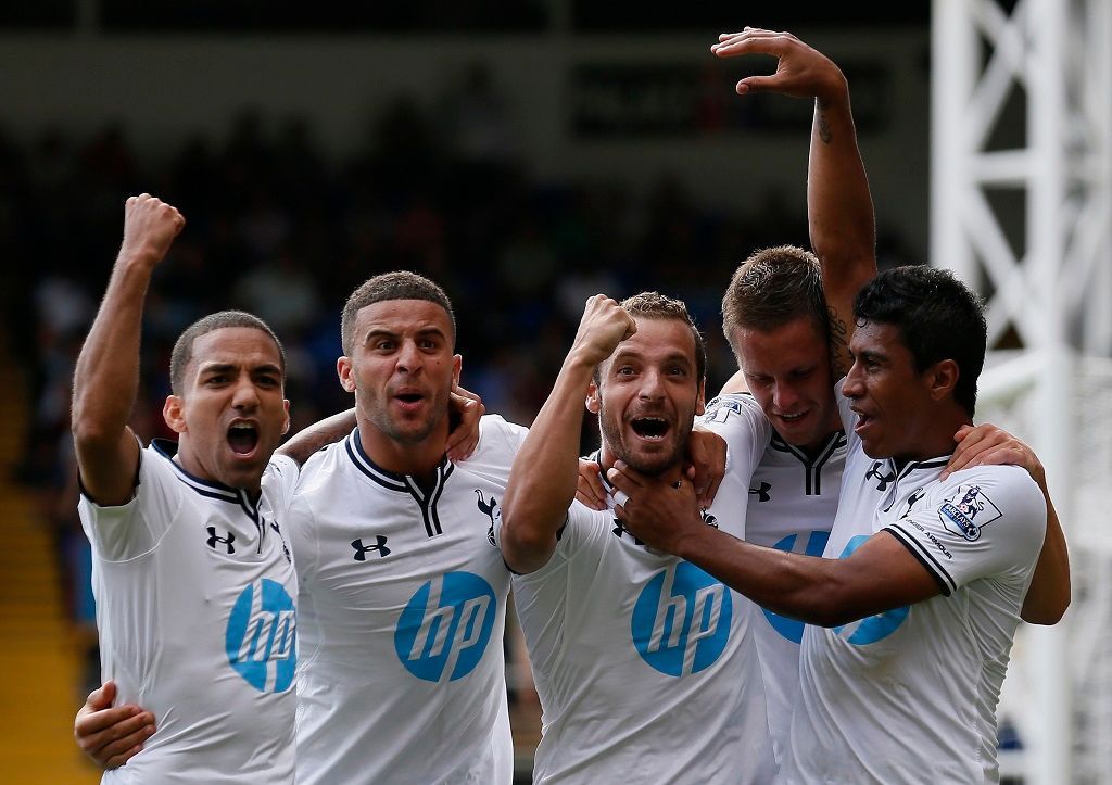 Hráči Tottenhamu slaví branku Roberta Soldada proti Crystal Palace