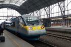 Porucha napájení paralyzovala pražskou železnici. Vlaky nabraly hodinová zpoždění