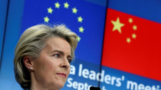 Předsedkyně Evropské komise Ursula von der Leyenová na tiskové konferenci po videokonferenci s čínským prezidentem Si Ťin-pchingem