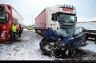 Rychlostní silnici R6 zavřela na Karlovarsku hromadná nehoda