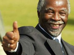 Osvětě nepřispívají ani místní státníci, kteří problém AIDS bagatelizují. V minulosti například jihoafrický prezident Thabo Mbeki zpochybnil souvislost mezi nákazou virem HIV a onemocněním AIDS.