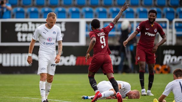 30. kolo fotbalové Fortuna:Ligy 2019/20, Slovácko - Sparta: Hostující Guélor Kanga slaví gól na 0:2