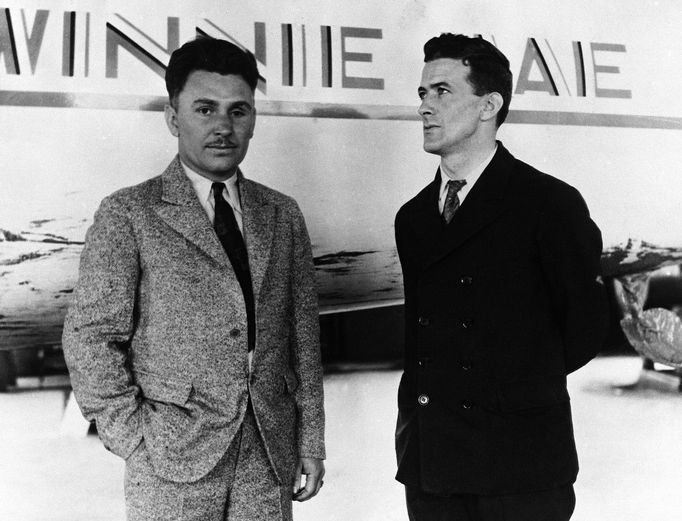 Pilot Wiley Post (vlevo) a navigátor Harold Gatty, kteří v roce 1931 přeletěli v rekordním čase zeměkouli.