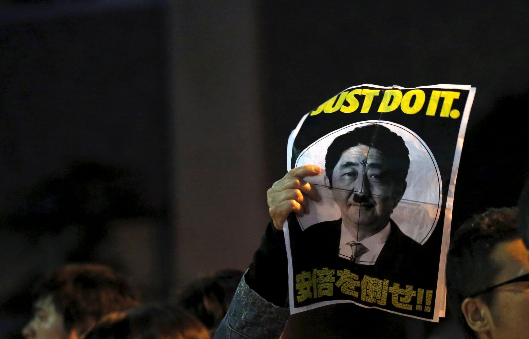 Protest proti japonskému premiérovi v Tokiu.