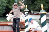 Brad Pitt přijíždí na festival lodním taxíkem.