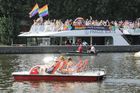 Foto: Prague Pride jinak. Duhový průvod nahradily lodě a party se stovkami lidí