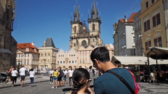 Turisté v Praze, ilustrační foto.