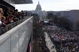 Ve Washingtonu se na demonstraci za zpřísnění pravidel pro držení zbraní sešly desetitisíce či statisíce lidí, jak je vidět z balkonu budovy Newseum.